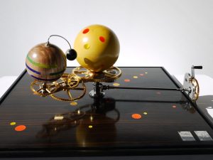 patrick noble M.O.F tourneur sur bois. MOF torseur sur bois. Luc Monnet . Wood orrery. Planétarium bois