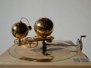 engraving orrery. Corentin Ollivau engraver. Gravure main. Art mécanique gravure horlogerie.